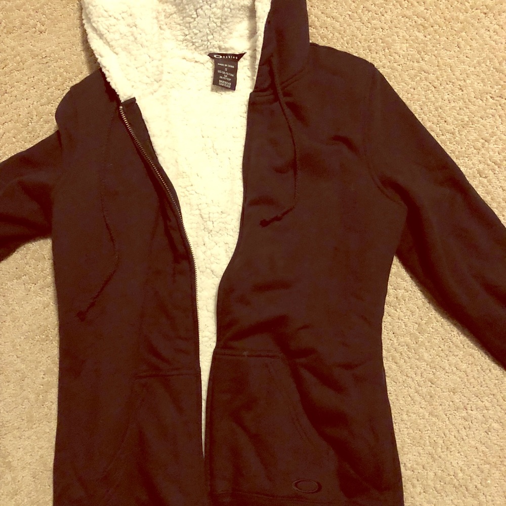 small Oakley sweatshirt